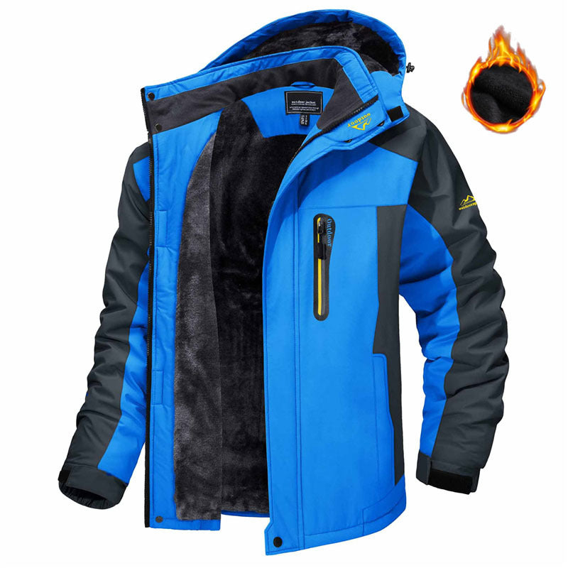 Man in winterparka met capuchon en pluche voering