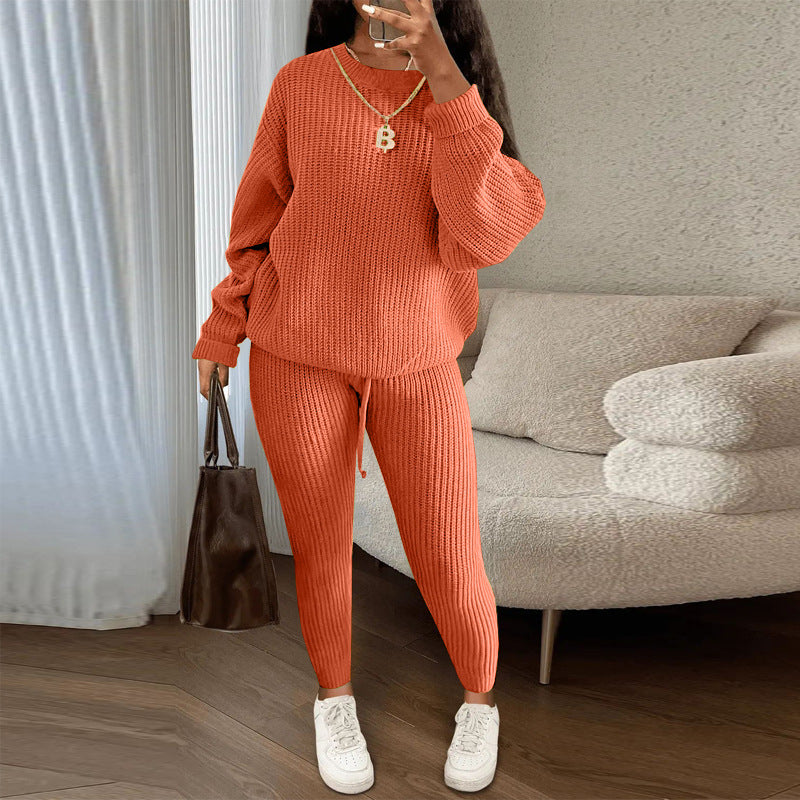 Vrouw in ribgebreide trui met bijpassende broek