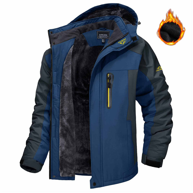 Man in winterparka met capuchon en pluche voering