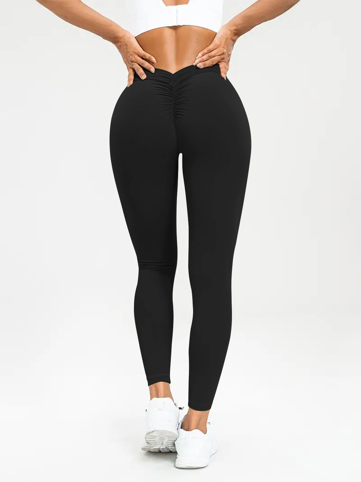 Vrouw in zwarte sportlegging met hoge taille