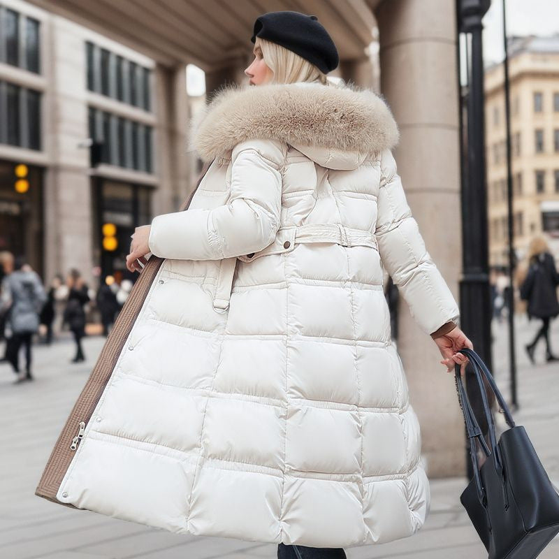 Vrouw in lange parka met bontcapuchon