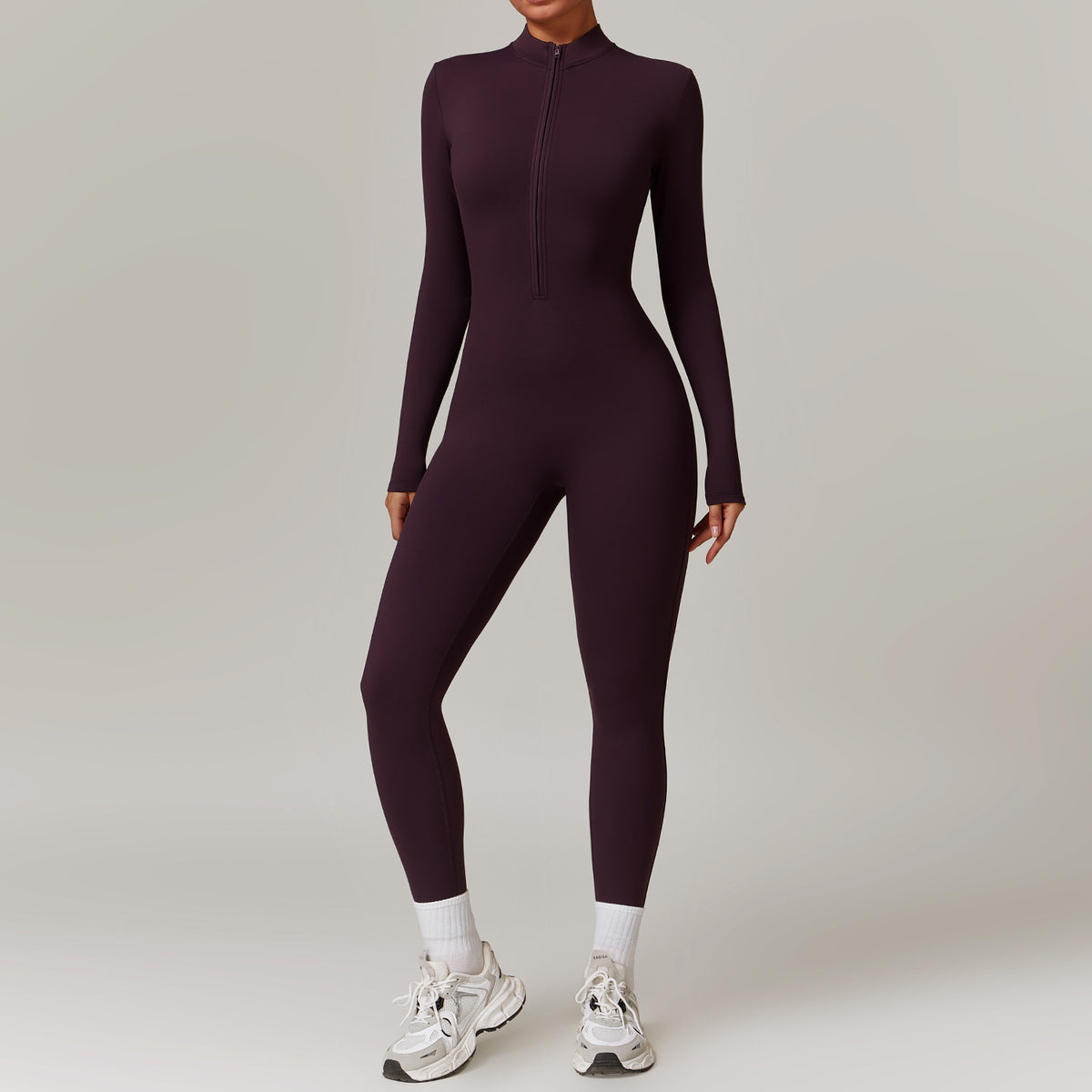 Vrouw in zwarte sportjumpsuit met rits