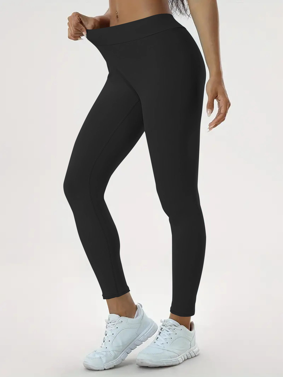 Vrouw in zwarte sportlegging met hoge taille