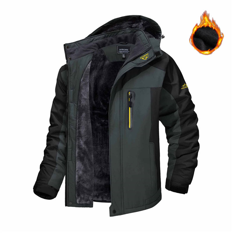 Man in winterparka met capuchon en pluche voering