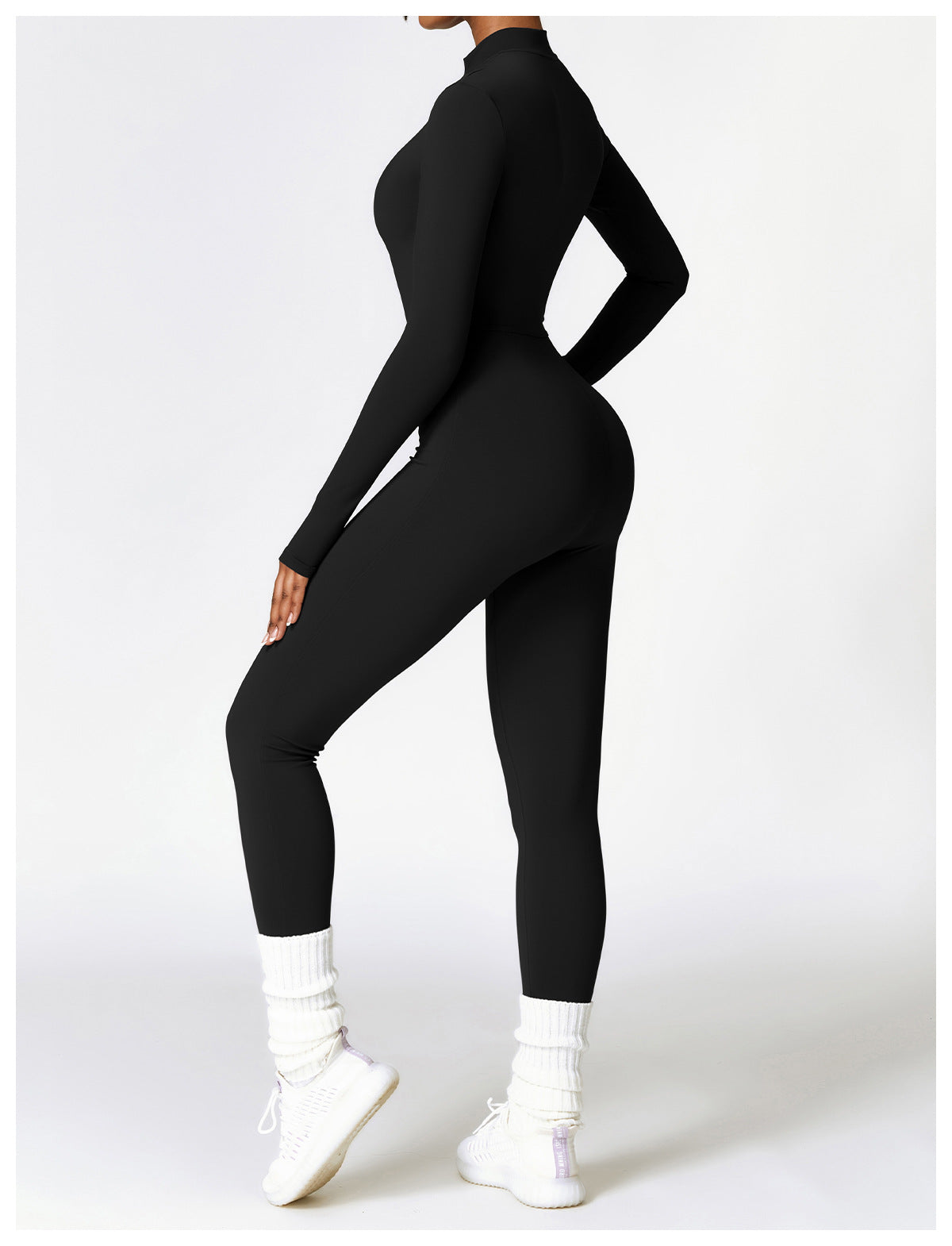 Vrouw in zwarte sportjumpsuit met rits