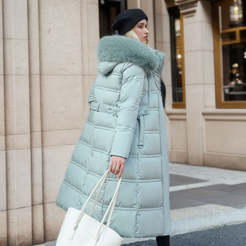 Vrouw in lange parka met bontcapuchon