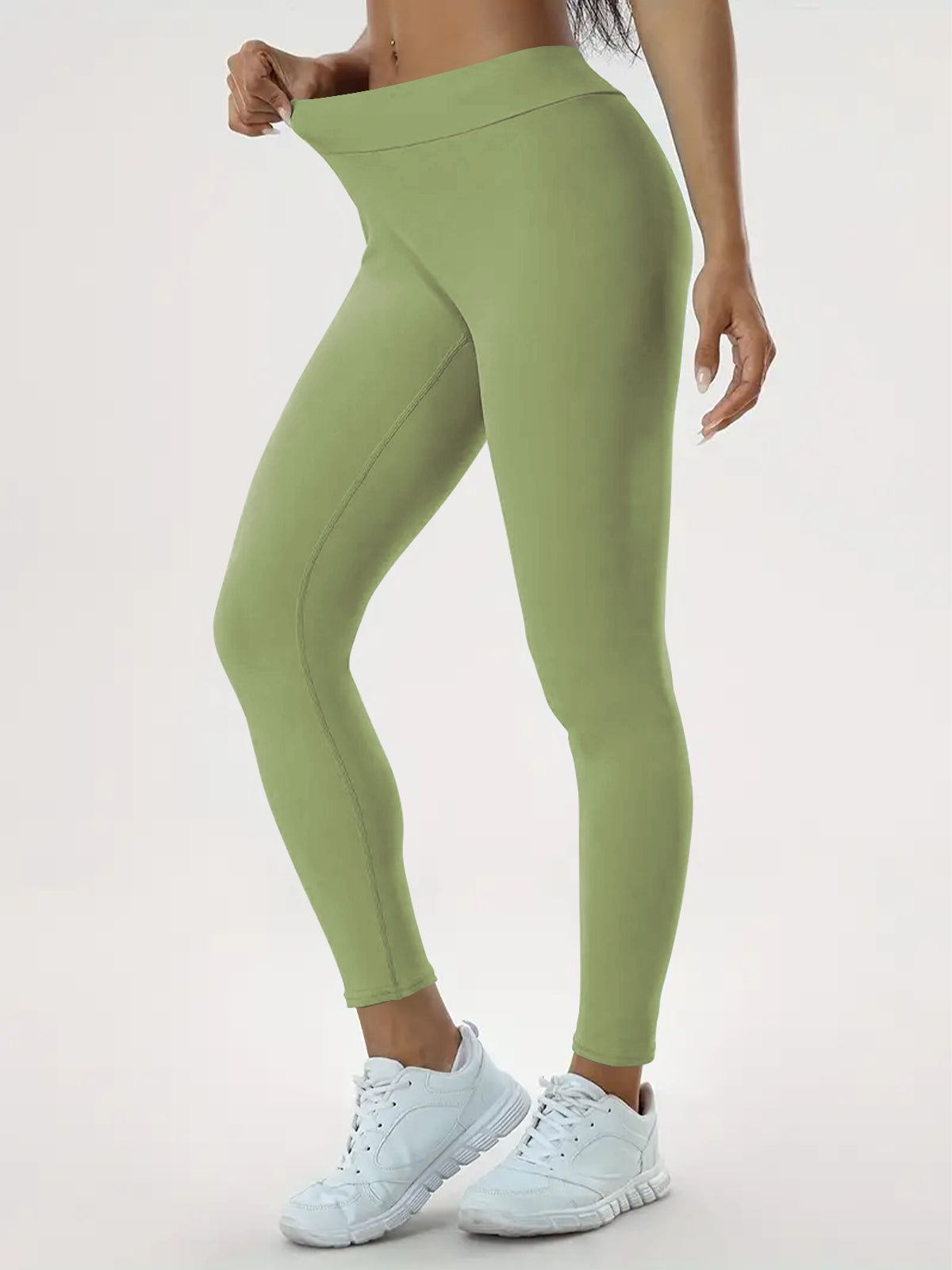 Vrouw in zwarte sportlegging met hoge taille