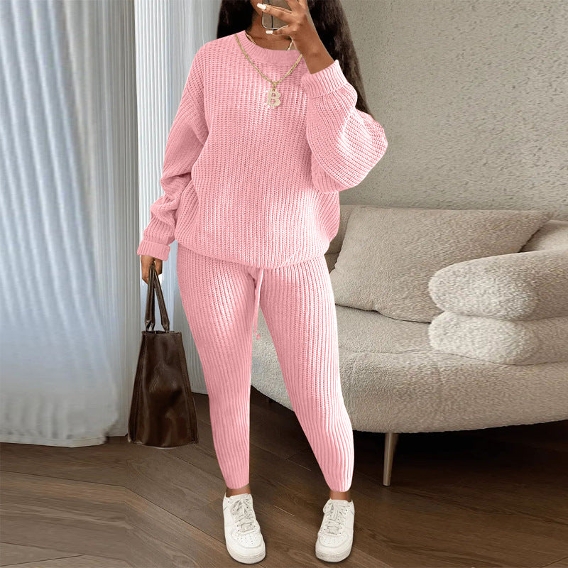 Vrouw in ribgebreide trui met bijpassende broek