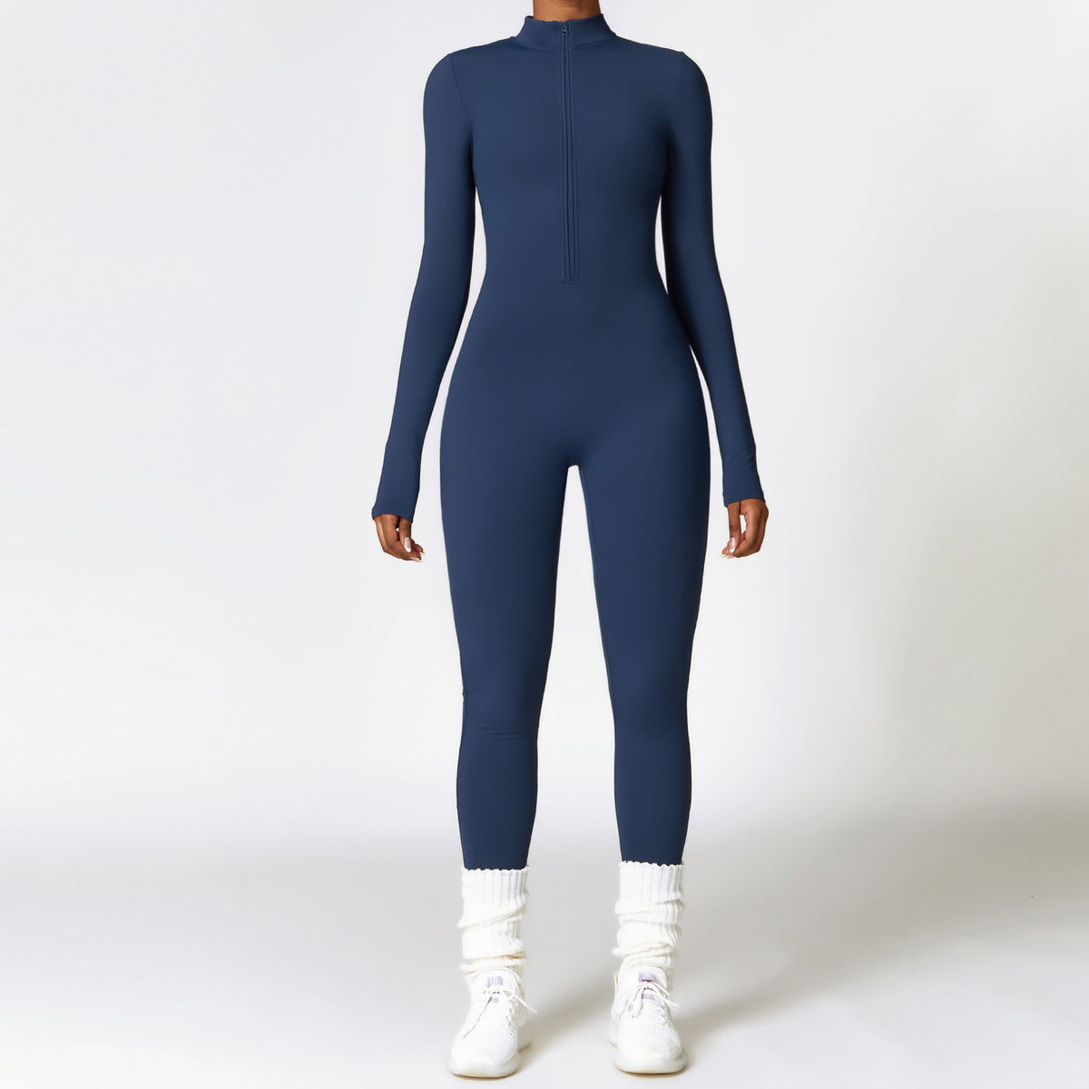 Vrouw in zwarte sportjumpsuit met rits