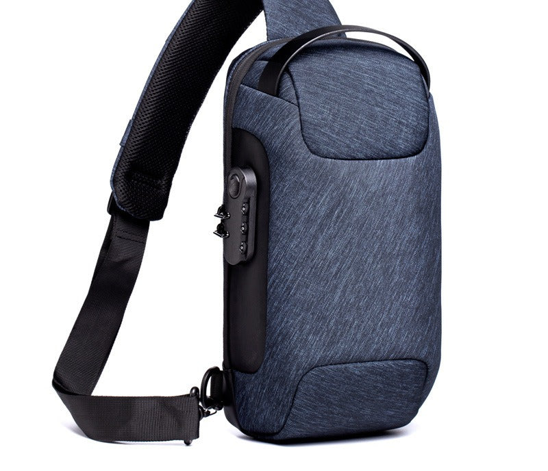 Man met zwarte crossbody tas met cijferslot