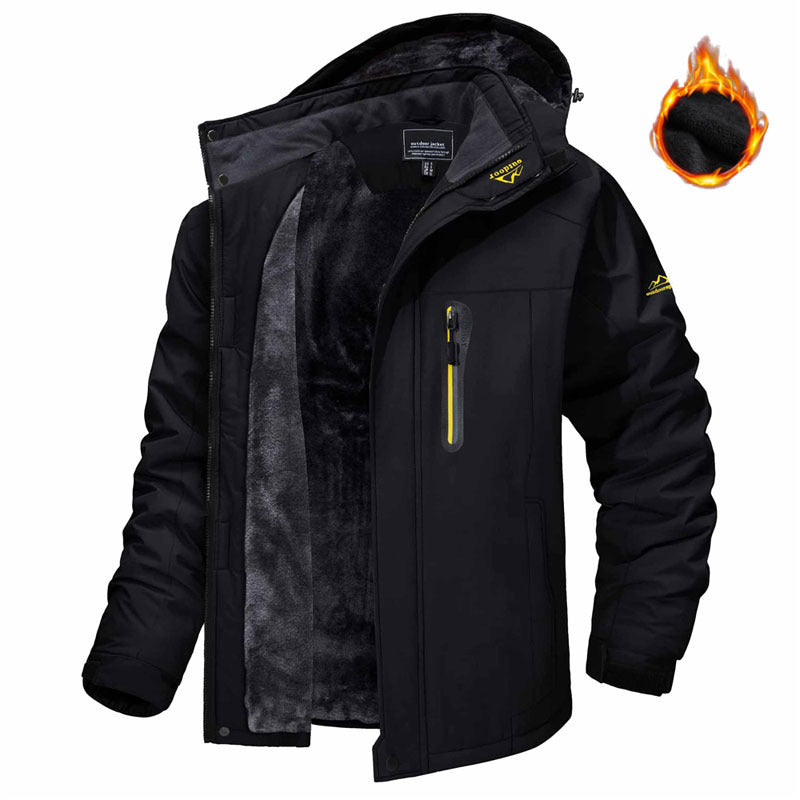 Man in winterparka met capuchon en pluche voering