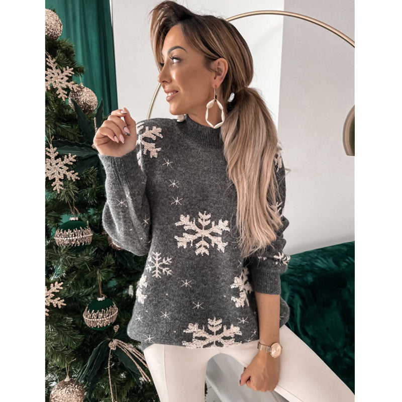 Vrouw in pluizige kersttrui met sneeuwvlokken