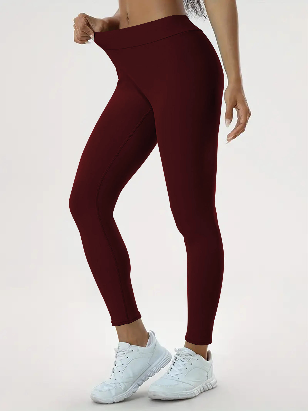 Vrouw in zwarte sportlegging met hoge taille