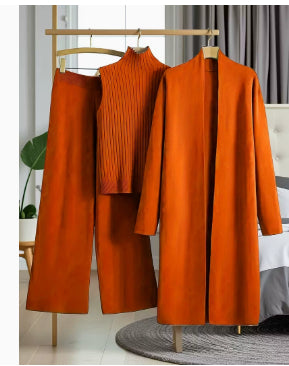 Vrouw in driedelige gebreide set met lang vest
