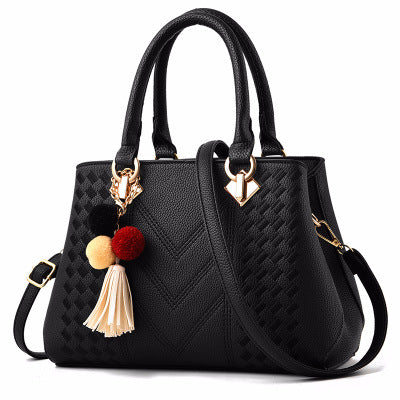 Lotte | Handtas met pompon en afneembare schouderriem