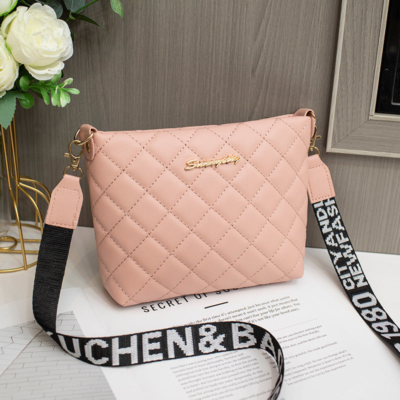 Zwart gewatteerd crossbody tasje met brede band