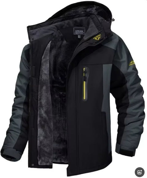 Man in winterparka met capuchon en pluche voering