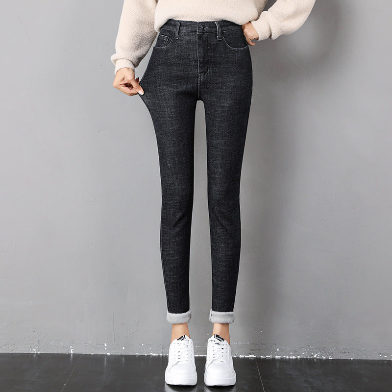 Vrouw in gevoerde skinny jeans