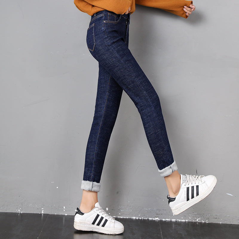 Vrouw in gevoerde skinny jeans