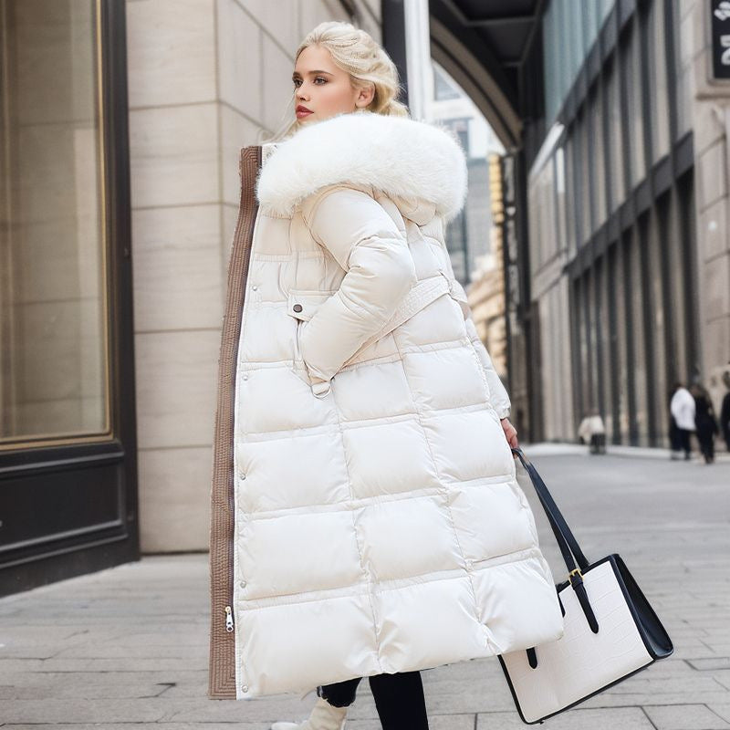 Vrouw in lange parka met bontcapuchon