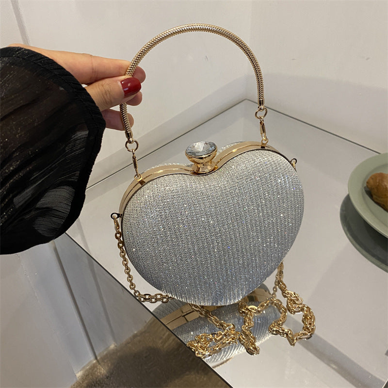 Glanzend hartvormig avondtasje met ketting