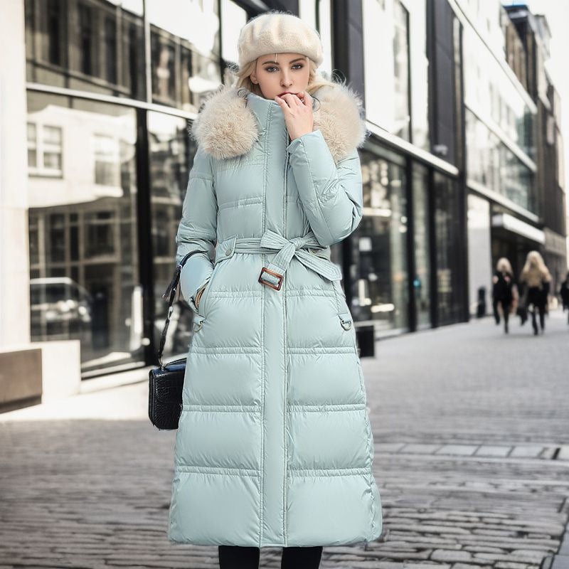 Vrouw in lange parka met bontcapuchon