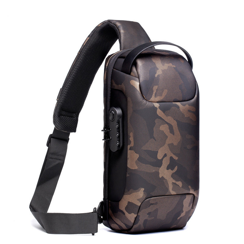Man met zwarte crossbody tas met cijferslot
