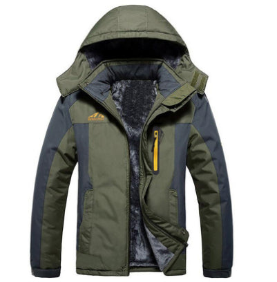 Man in winterparka met capuchon en pluche voering