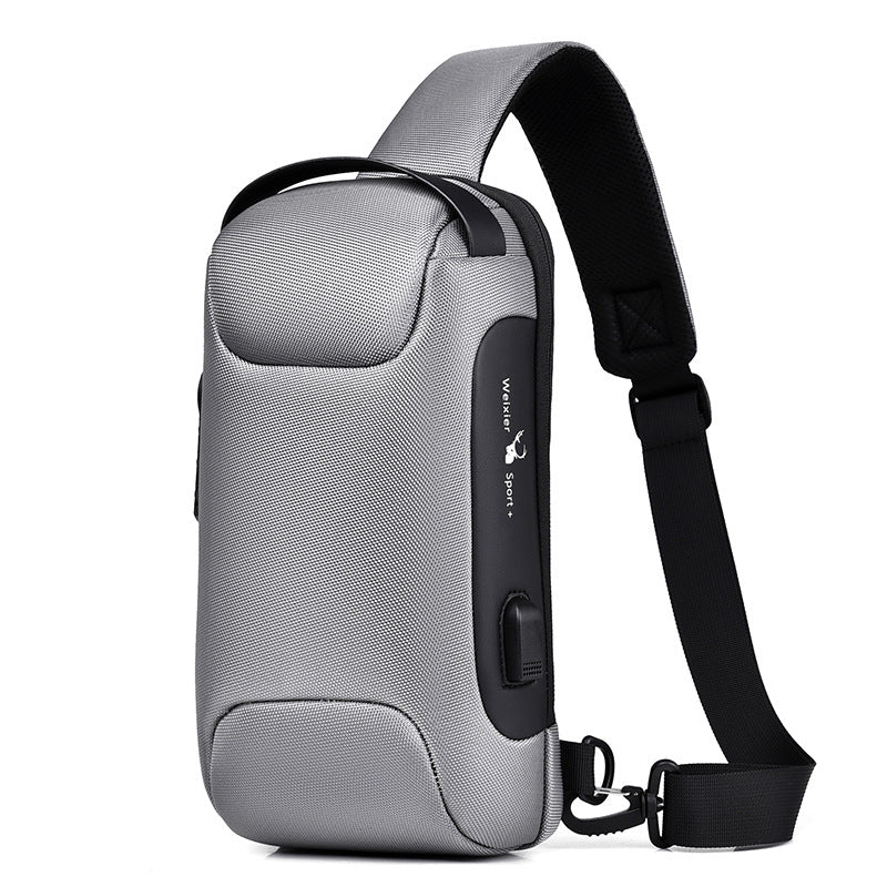 Man met zwarte crossbody tas met cijferslot