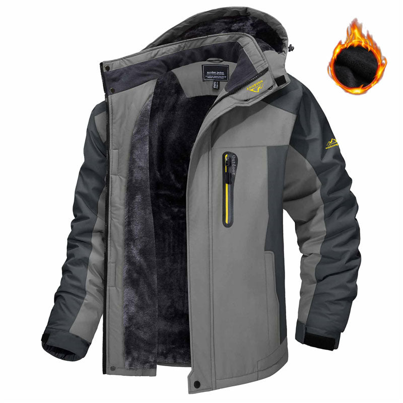 Man in winterparka met capuchon en pluche voering