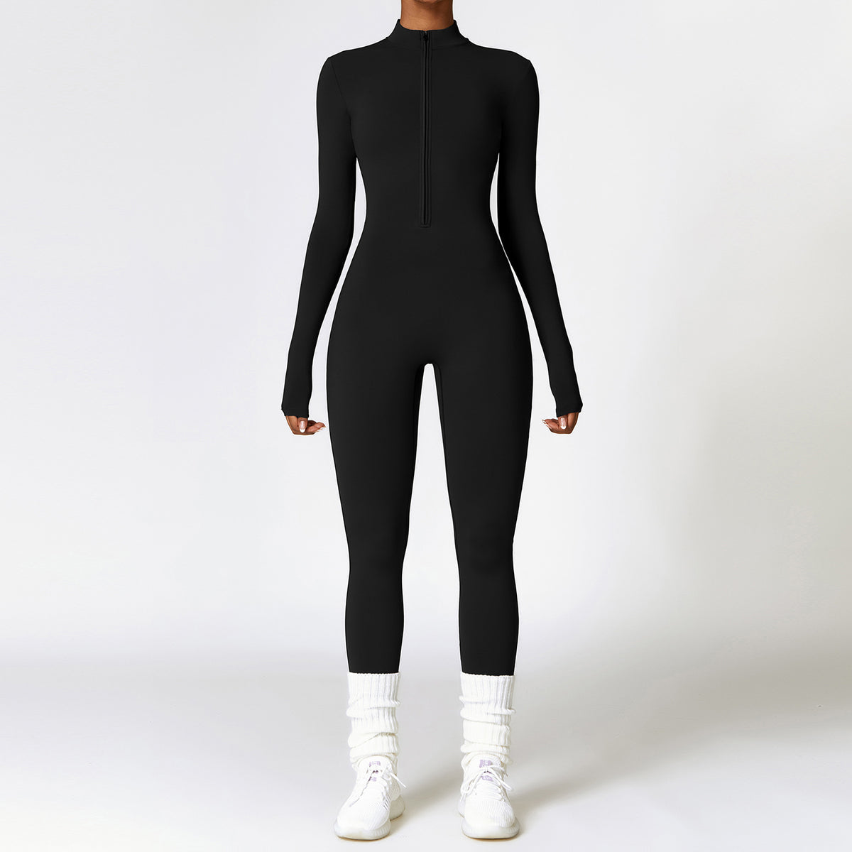Vrouw in zwarte sportjumpsuit met rits