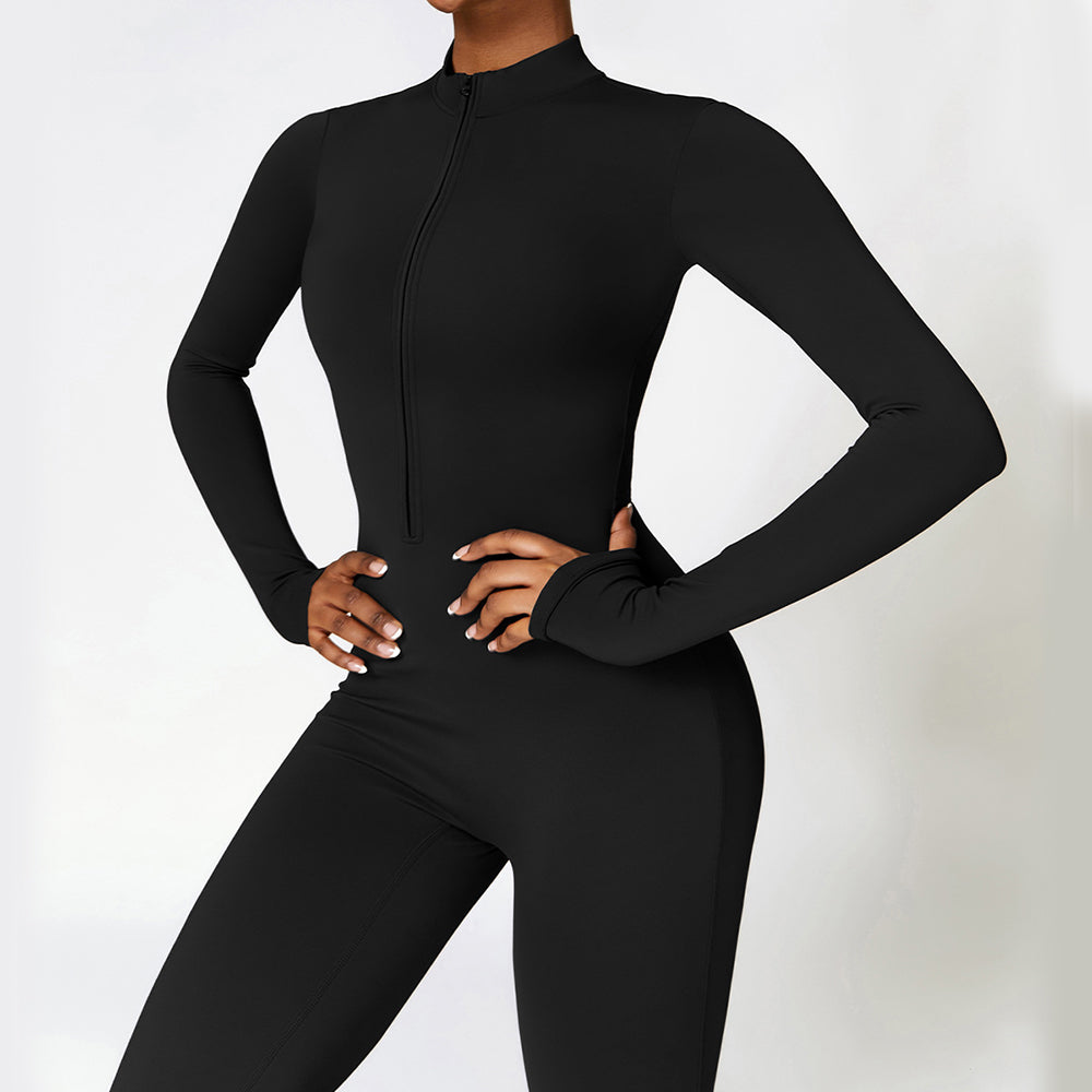 Vrouw in zwarte sportjumpsuit met rits