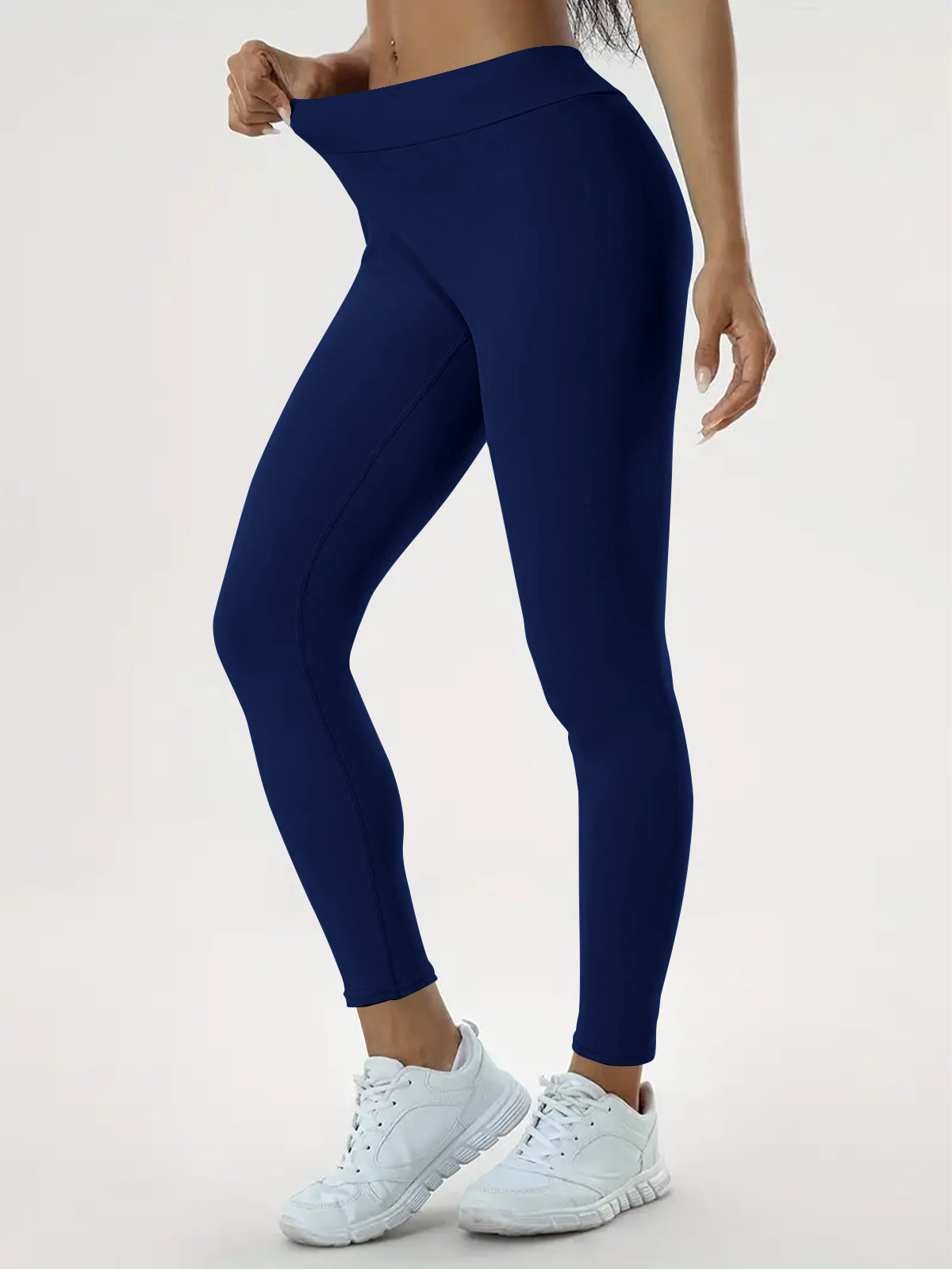 Vrouw in zwarte sportlegging met hoge taille