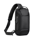 Man met zwarte crossbody tas met cijferslot