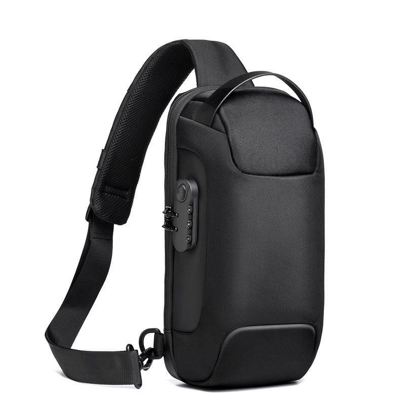Man met zwarte crossbody tas met cijferslot