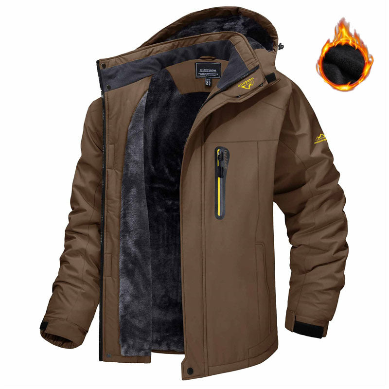 Man in winterparka met capuchon en pluche voering