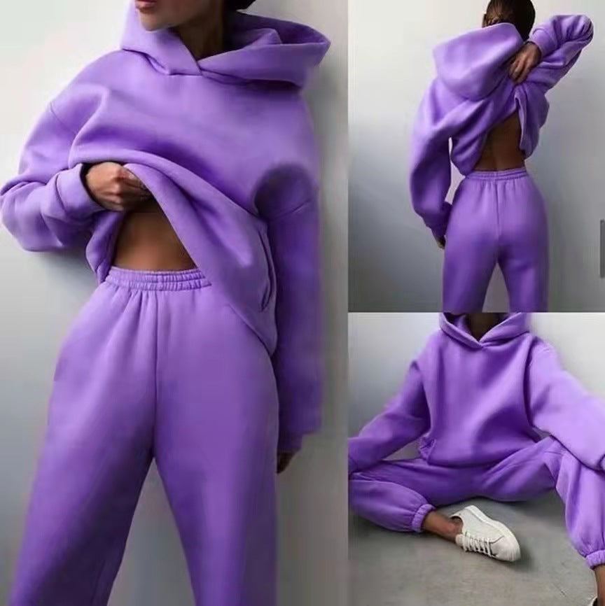 Vrouw in tweedelig joggingpak met hoodie