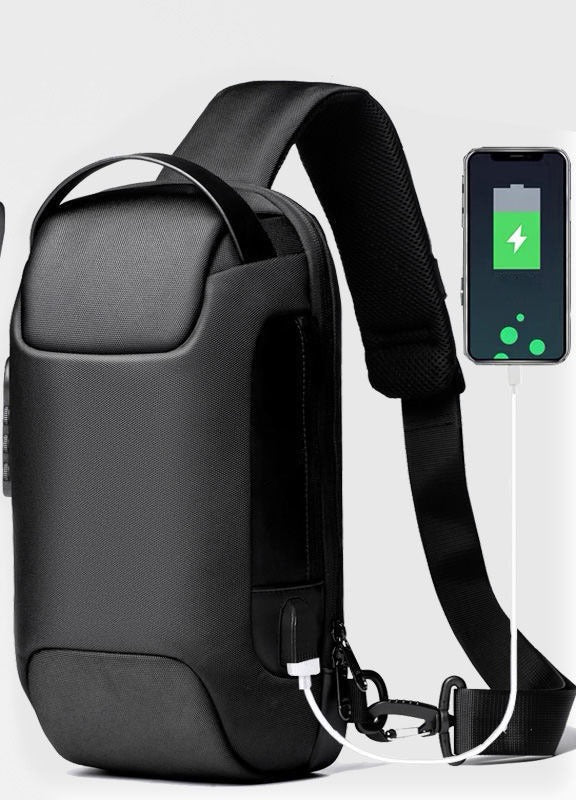 Man met zwarte crossbody tas met cijferslot