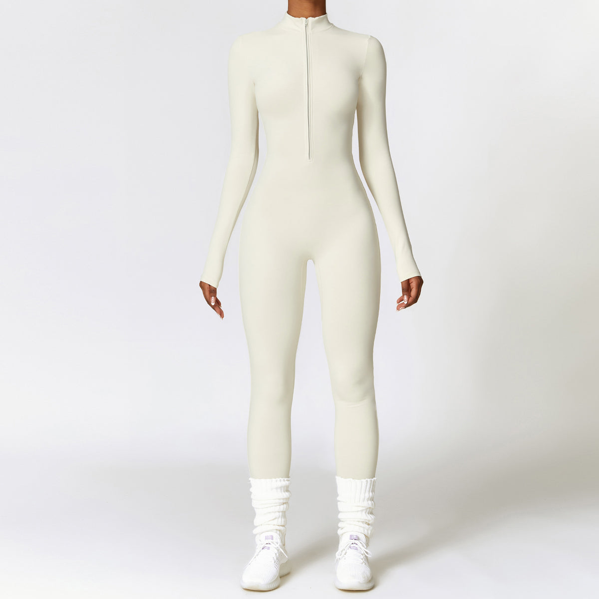 Vrouw in zwarte sportjumpsuit met rits