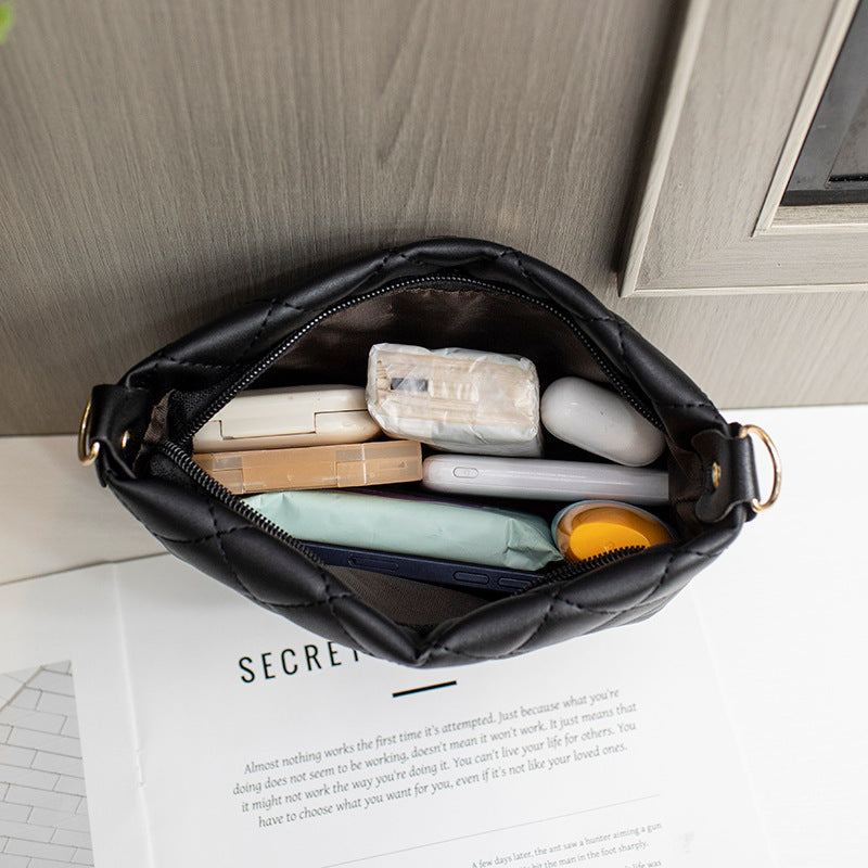 Zwart gewatteerd crossbody tasje met brede band