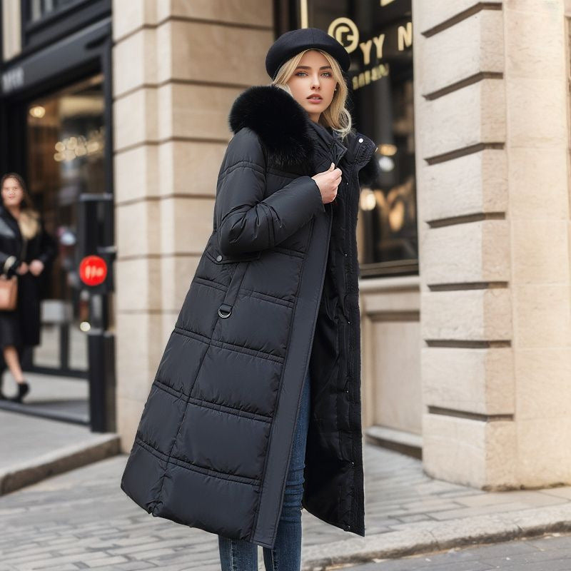 Vrouw in lange parka met bontcapuchon