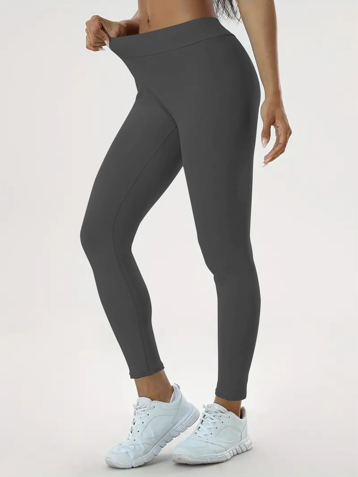 Vrouw in zwarte sportlegging met hoge taille